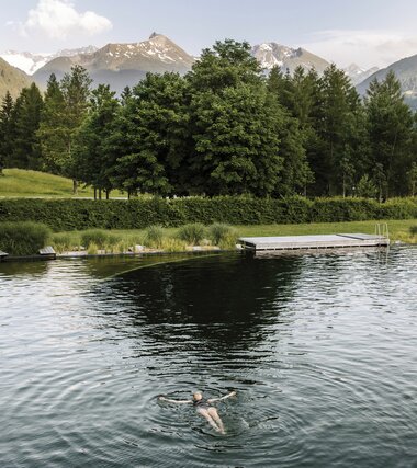 Relaxen im Thermalwasser Badesee mit Bergpanorama | © Alpentherme Gastein/Paul Bauer