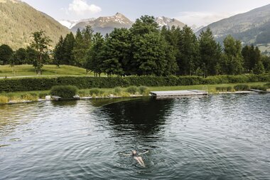 Relaxen im Thermalwasser Badesee mit Bergpanorama | © Alpentherme Gastein/Paul Bauer