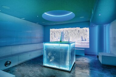 Sauna World Gletscher Eis Lounge mit Videowall und Eisbecken | © Alpentherme Gastein/Wolkersdorfer