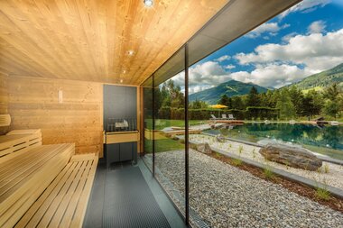 Sauna World Kristall Sauna Blick auf Thermalwasser Badesee und Berge | © Alpentherme Gastein/Wolkersdorfer