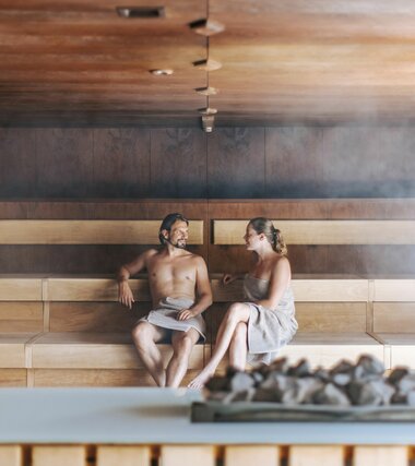 Sauna World Paar entspannt in der Cascadia Eventsauna | © Alpentherme Gastein/Paul Bauer