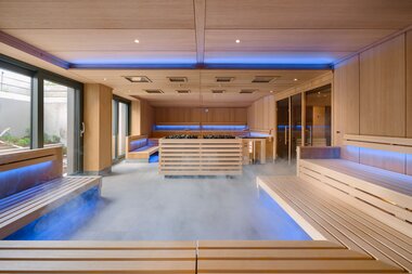 Panorama Blick in die Cascadia Sauna mit Dampf | © Alpentherme Gastein / Marktl Photography