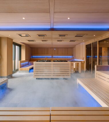 Panoramic view inside the Cascadia Sauna with steam | © Alpentherme Gastein / Marktl Photography
