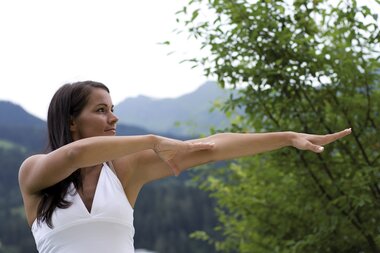 Sports World Fitness Center Frau beim Yoga | © Alpentherme Gastein
