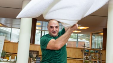 Aufgussmeister Sandro Sergi | © Sauna Herbal Cup / Ryszard Rak