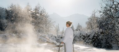 Frau am winterlichen Kristallsee | © Alpentherme Gastein/Marktl Photography