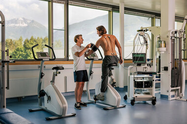 Therapeutischer Trainingsraum Physiotherapeut mit Patient | © Alpentherme Gastein/Paul Bauer