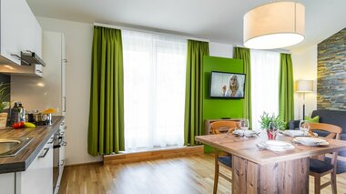 Fuchs Apartments Küche und Essbereich mit grünen Details | © Fuchs Apartments