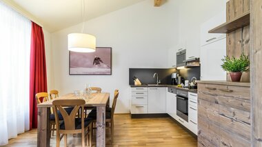 Fuchs Apartments Blick in die Küche mit Esstisch | © Fuchs Apartments 