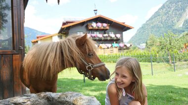 Kendlgut Sommer Aussenaufnahme mit einem Mädchen und einem Pferd | © Kendlgut