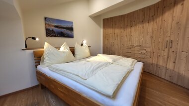 Appartement Mayr Schlafzimmer mit Einbauschrank | © Appartement Mayr