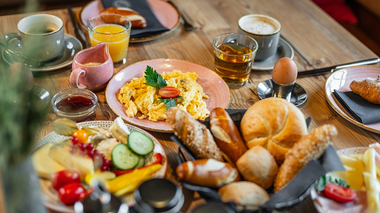 Berglift reichhaltig gedeckter Frühstückstisch | © Berglift