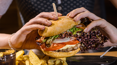 Berglift geschmackvoll zubereiteter Burger im Restaurant | © Berglift
