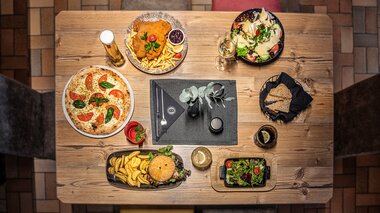 Berglift Tisch im Restaurant mit verschiedenem Speisenangebot | © Berglift