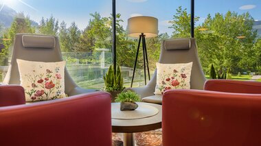 Hotel Palace lobby mit ausblick in die Sommerlandschaft | © Hotel Palace
