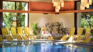 Hotel Palace innen Pool mit Liegen | © Hotel Palace 