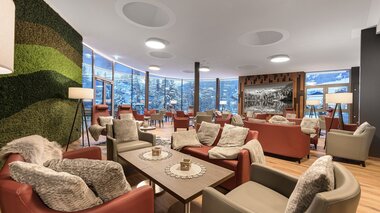 Hotel Palace Lobby mit Ausblick in die Winterlandschaft | © Hotel Palace