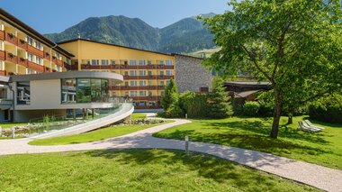 Hotel Palace Aussenansicht im Sommer | © Hotel Palace
