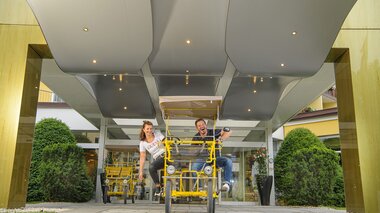 Hotel Palace Eingang mit 4er Tretfahrrad | © Hotel Palace