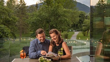 Hotel Palace Terrasse mit Paar beim Cocktail | © Hotel Palace 