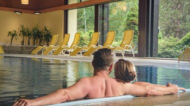 Hotel Palace Paar entspannt im Pool | © Hotel Palace