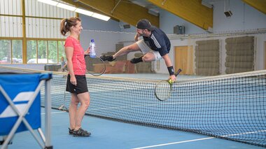 Ein Paar spielt Tennis in der Tennishalle vom Hotel Palace | © Hotel Palace